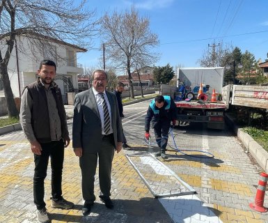 Yaya ve araç güvenliği amacıyla rampa önlerinde yol boyama çalışmaları yapılıyor.