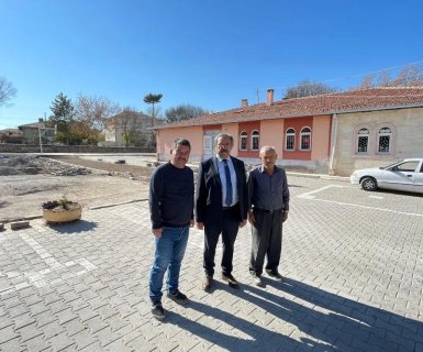 Belediye Başkanımız Mustafa Kenan Sarıtaş 100. Yıl İlköğretim Okulu'nda devam eden peyzaj düzenleme çalışmasını yerinde inceledi.