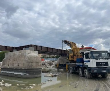 Belediye Başkanımız Mustafa Kenan Sarıtaş, Tarihi Taş Köprümüzdeki çalışmaları yerinde incelemeye devam ediyor.