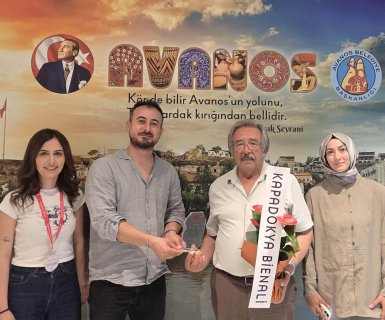 Kapadokya Bienali Direktörü Sayın Enes Kaya ile Bienal yetkilileri Sayın İrem Köroğlu ve Sayın Cansel Huriyetoğlu, Belediye Başkanımız Sayın Mustafa Kenan Sarıtaş’a teşekkür ziyareti gerçekleştirdi.