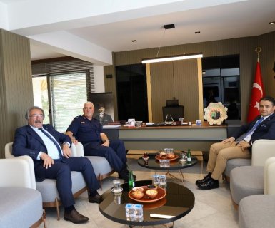Nevşehir İl Jandarma Komutanı Sayın Kıdemli Albay Mehmet Çelik ve Avanos Kaymakamımız Sayın Osman Bilici, Belediye Başkanımız Sayın Mustafa Kenan Sarıtaş’ı makamında ziyaret ettiler.