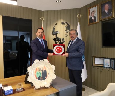 Birleşmiş Milletler (BM) Diplomatik Misyon Barış ve Refah Teşkilatı (DMPP) Fahri Büyükelçisi, hemşehrimiz Sn. Orçun Karakaya, Belediye Başkanımız Sn. Mustafa Kenan Sarıtaş'ı makamında ziyaret etti.