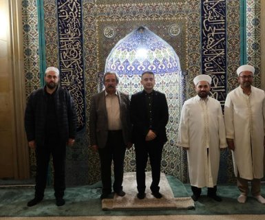Belediye Başkanımız Sayın Mustafa Kenan Sarıtaş Bayram Namazının ardından Şehit Şevket Tekin Merkez Camii’nde hemşehrilerimizle bayramlaştılar.
