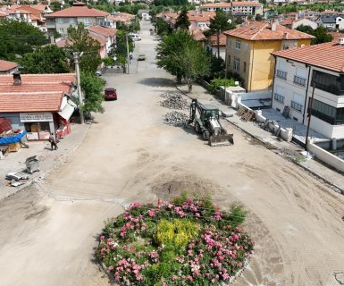 EKONOMİK ÖMRÜNÜ TAMAMLAMIŞ YOLLARIMIZDA KİLİT PARKE YENİLEME ÇALIŞMALARI SÜRÜYOR