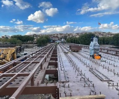 Belediye Başkanımız Mustafa Kenan Sarıtaş, Tarihi Taş Köprümüzün tadilatında kullanılan çelik konstrüksiyon üretimini yapan Ceceli Grup Yönetim Kurulu Başkanı Şerafeddin Ceceli ve ekibi ile birlikte Taş Köprümüzdeki çalışmaları incelediler.
