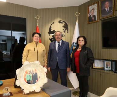 Emekli öğretmen Sn. Saadet Özcan ve ilçemiz çanakçı esnaflarından Sn. Yaşar Çöl, Belediye Başkanımız Sn. Mustafa Kenan Sarıtaş’ı ziyaret ettiler.