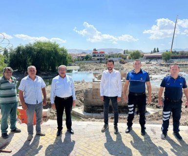 Belediye Başkanımız Mustafa Kenan Sarıtaş, restorasyon süreci hızlı bir şekilde devam eden Tarihi Taş Köprü’müzün çalışmalarını yakından takip ediyor.