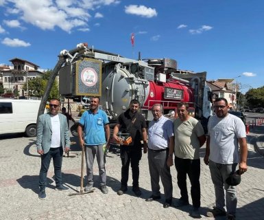 Belediye Başkanımız Mustafa Kenan Sarıtaş, İlçemiz çarşı merkezindeki kanalizasyon hattının temizliği için alanda çalışan ekiplerimizi ziyaret ederek; çalışmaları yerinde inceliyor.