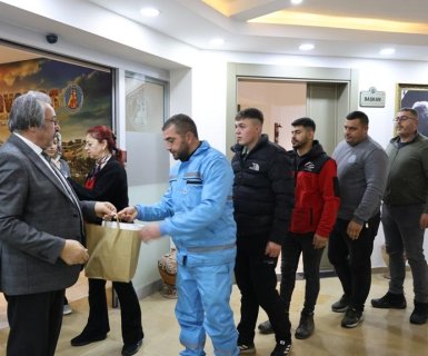 BELEDİYE BAŞKANIMIZ PERSONELLERİMİZİN YENİ YILINI KUTLADI