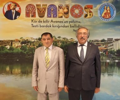 Özlüce Köyü Eski Muhtarı Hasan Gözderesi Belediye Başkanımız Mustafa Kenan Sarıtaş'ı makamında ziyaret ettiler.