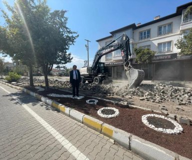 Belediye Başkanımız Mustafa Kenan Sarıtaş Fen İşleri Müdürlüğüne bağlı ekiplerimiz tarafından, Kapadokya caddesinde sıcak asfalt çalışması öncesi zemin hazırlığı ve kilitli parke sökümü çalışmasını yerinde inceledi.