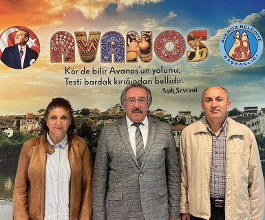 Eski Avanos Askerlik Şubesi Başkanı Atullah Altundağ ve eşi Belediye Başkanımız Mustafa Kenan Sarıtaş'ı makamında ziyaret ettiler.