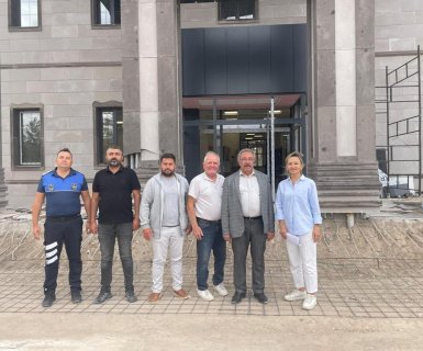 Belediyemiz tarafından Yeni Avanos Hükümet Konağı önündeki caddede yürütülen sıcak asfalt çalışmalarının son gününde, Belediye Başkanımız Sayın Mustafa Kenan Sarıtaş, sahada gösterdikleri yoğun çalışma nedeniyle personele teşekkür mahiyetinde yemek ikramı