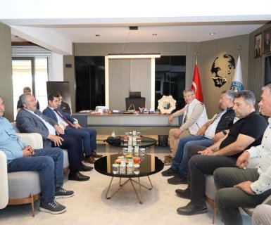 Kayseri Pancar Ekicileri Kooperatifi Yönetim Kurulu Başkanı Sayın Hüseyin Akay, Kayseri Şeker Fabrikası Yönetim Kurulu Başkanı Sayın Hurşit Dede ve beraberindeki yönetim kurulu üyeleri, Belediye Başkanımız Sayın Mustafa Kenan Sarıtaş’ı makamında ziyaret e