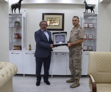Belediye Başkanımız Sayın Mustafa Kenan, Nevşehir JAKEM Komutanı Jandarma Albay Sayın Hüseyin Fırat'ı makamında ziyaret etti.
