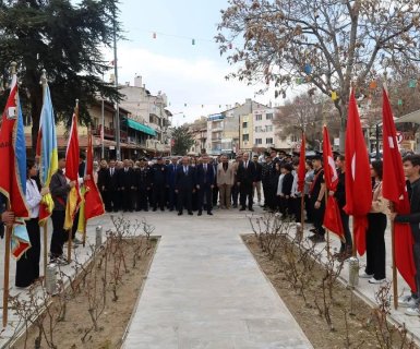 18 Mart Şehitleri Anma Günü ve Çanakkale Deniz Zaferi'nin 110. yıl dönümü dolayısıyla Cumhuriyet Meydanı Atatürk Anıtında tören düzenlendi.