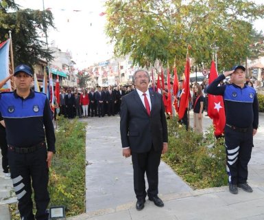 Belediye Başkanımız Sayın Mustafa Kenan Sarıtaş, Cumhuriyetimizin 102. yılı kutlamaları kapsamında düzenlenen törende, Cumhuriyet Meydanı’nda bulunan Atatürk Anıtı’na çelenk sundu.