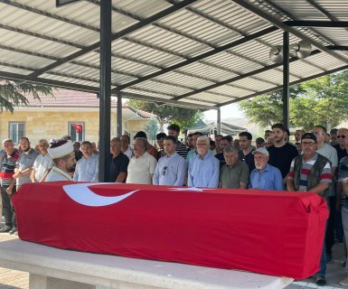 Emekli Komiser Ömer Faruk Güner için Avanos Kabristanlığı’nda İl Emniyet Müdürlüğü Mangası tarafından cenaze töreni düzenlendi.