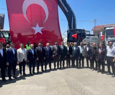 Nevşehir İl Özel İdaresi tarafından düzenlenen “Sezon Açılışı ve Araç Tanıtım Programı”, yoğun bir katılımla İl Özel İdaresi yerleşkesinde gerçekleştirildi.