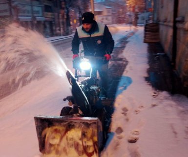 Gece saatlerinden itibaren başlayan kar yağışı ile birlikte belediye ekiplerimiz tuzlama, kar küreme ve kaldırım temizliği çalışmaları yaparak yolları açtı.