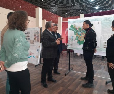 Belediye Başkanımız Sn. Mustafa Kenan Sarıtaş, Gazi Üniversitesi Şehir ve Bölge Planlama Bölümü öğrencilerinin tasarım olarak 2040 yılı için Avanos’u planlama çalışmalarını içeren atölye sergisini ziyaret etti.