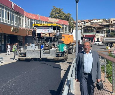 Tarihi Taşköprümüzde araç geçişlerindeki kasis etkisini azaltacak olan konfor asfaltı atım çalışmaları yoğun bir tempoyla sürdürülüyor.