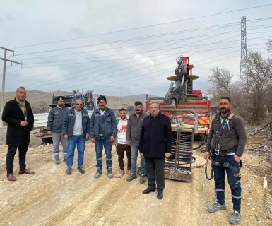 Köybağı mevkiinde elektrik direği dikme çalışması devam ediyor.