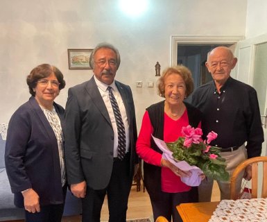 Belediye Başkanımız Sayın Mustafa Kenan Sarıtaş, kıymetli eşi Sayın Cahide Sarıtaş Hanımefendi ile birlikte 24 Kasım Öğretmenler Günü dolayısıyla ilçemizin eğitim hayatına yıllarca emek vermiş, emekli öğretmenlerimizi ziyaret etti.