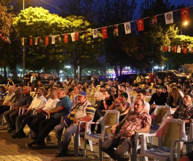 Dev ekranda maçı izleyen yüzlerce vatandaşımız, galibiyetle birlikte büyük bir coşku ve sevinç yaşadı.