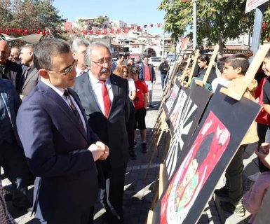 29 Ekim Cumhuriyet Bayramı Dolayısıyla Atatürk Anıtına Çelenk Sunumu Yapıldı