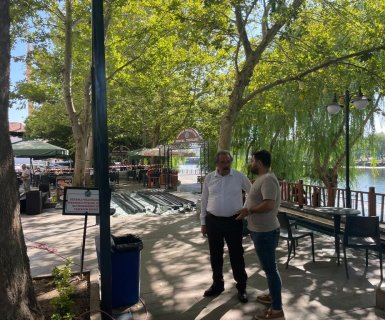Belediyemiz Sosyal Tesislerinde, vatandaşlarımızın açık alanda daha konforlu, rahat ve estetik bir ortamda vakit geçirebilmeleri için pergola tente kapama çalışmaları sürdürülmektedir.