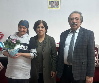 Belediye Başkanımız Sayın Mustafa Kenan Sarıtaş ve kıymetli eşi Sayın Cahide Sarıtaş Hanımefendi, 3 Aralık Dünya Engelliler Günü dolayısıyla ilçemizde ikamet eden engelli vatandaşlarımızı ve ailelerini ziyaret etti.
