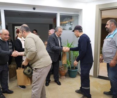 Belediye Başkanımız Sn. Mustafa Kenan Sarıtaş, Ramazan Bayramı dolayısı ile belediye binasında ve diğer hizmet birimlerinde görev yapan personellerimizle bayramlaştı.