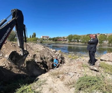 Belediye Başkanımız Kızılırmak nehri içinden geçen içme suyu boru hattında meydana gelen arızanın giderilmesi için yürütülen çalışmayı inceledi.