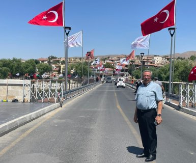 Avanos’un simgelerinden biri olan Tarihi Taşköprümüzün 9 Ağustos 2025 Cumartesi günü gerçekleştirilecek olan resmi açılış töreni öncesinde hazırlık çalışmaları tüm hızıyla sürüyor.
