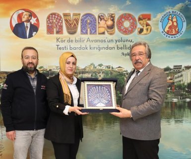 KÜLTÜREL MİRASIMIZI YAŞATAN İPEK HALI USTASINA PLAKET TAKDİM EDİLDİ