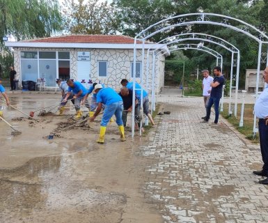 Belediyemize ait Evani Kır Bahçesi Düğün ve Etkinlik Alanınında sel taşkını sonucu oluşan hasar ve kirlilik belediye personellerimizin yoğun ve özverili çalışmaları sonucu giderilerek; alan, bu akşam ki düğün için hazır hale getirildi.