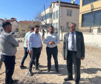 Belediye Başkanımız Sayın Mustafa Kenan Sarıtaş, kilit parke yol ve bordür çalışmalarını inceledi.