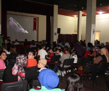Çocuklar 23 Nisan Ulusal Egemenlik ve Çocuk Bayramında animasyon filmi izleyerek aksiyon ve eğlence dolu zaman geçirdiler.