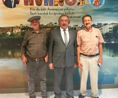 İnşaat ustası Emin Beyazoğlu ve Gurbetçi hemşerimiz Şenel Kaydok Belediye Başkanımız Mustafa Kenan Sarıtaş'ı makamında ziyaret ettiler, nazik ziyaretleri için teşekkür ederiz.