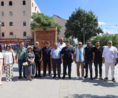 Belediye Başkanımız Sayın Mustafa Kenan Sarıtaş, Kazakistan, Kırgızistan, Kosova, Romanya, Kuzey Makedonya ve Türkiye’den, Eğitim Çalışanları Sendikalarının Genel Başkanları ve sendika heyetini ilçemiz çarşı merkezinde karşılayarak sohbette bulundu ve “Av