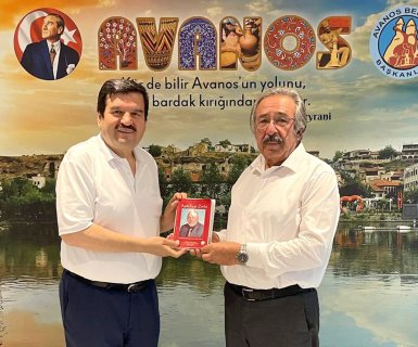 Gurbetci hemşehrimiz,televizyon programcısı Mumin Uluç Belediye Başkanımız Mustafa Kenan Sarıtaş'ı makamında ziyaret etti.