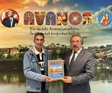 Belediye Başkanımız Sayın Mustafa Kenan Sarıtaş, ilçemizde yeni iş yeri açan esnaflarımıza hayırlı olsun plaketi takdim etti.