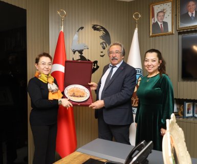 Güray Müze işletme sahipleri Sayın Gülay Tüysüz Demirtaş ve Sayın Türkay Tüysüz, Belediye Başkanımız Sayın Mustafa Kenan Sarıtaş’ı makamında ziyaret etti.