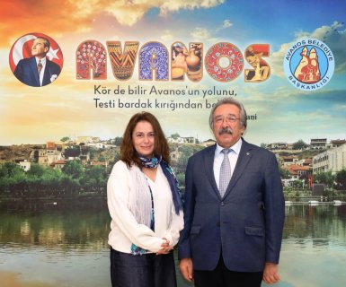 Belediye Başkanımız Sayın Mustafa Kenan Sarıtaş, Avanos’un yetiştirdiği değerli isimlerinden; Doktor, sinema ve tiyatro sanatçısı Sayın Ercan Kesal’ın kıymetli eşi, usta sinema ve tiyatro sanatçısı Sayın Nazan Kesal’ı makamında ağırladı.