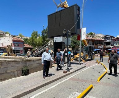 Çarşı Meydanındaki Ekonomik Ömrünü Dolduran Arızalı LED Dev Ekran Panel Sökülerek Görüntü Kirliliği Ortadan Kaldırıldı