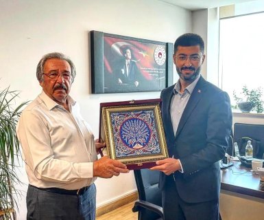 Belediye Başkanımız Mustafa Kenan Sarıtaş, Çevre ve Şehircilik Bakanlığı Yönetim Hizmetleri ve Finansman Dairesi Başkanı Uğur Şükrü Bıyıklıoğlu'nu makamında ziyaret etti.