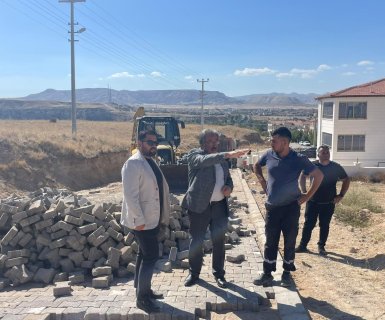 Belediye Başkanımız Sayın Mustafa Kenan Sarıtaş, ilçemiz Yukarı Mahalle’de devam eden kilit parke yol ve bordür çalışmalarını sahada yerinde inceleyerek yürütülen çalışmaları bizzat kontrol etti.