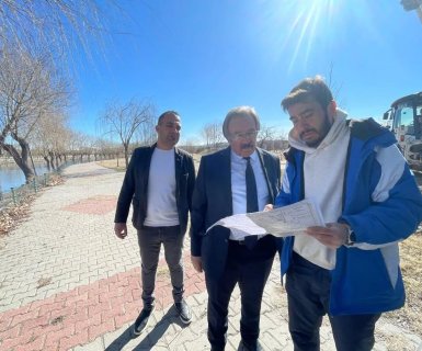 Belediye Başkanımız Sn. Mustafa Kenan Sarıtaş, Avanos İlçe Merkezi Kızılırmak Nehri Taşkın Kontrol Proje hazırlık çalışmaları kapsamında devam eden zemin etüdüne esas sondaj çalışmalarını yerinde inceledi.