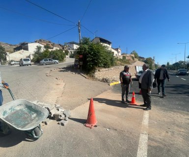 Belediye Başkanımız Sayın Mustafa Kenan Sarıtaş, ilçemiz Yukarı Mahalle’de devam eden kilit parke yol ve bordür çalışmalarını sahada yerinde inceleyerek yürütülen çalışmaları bizzat kontrol etti.